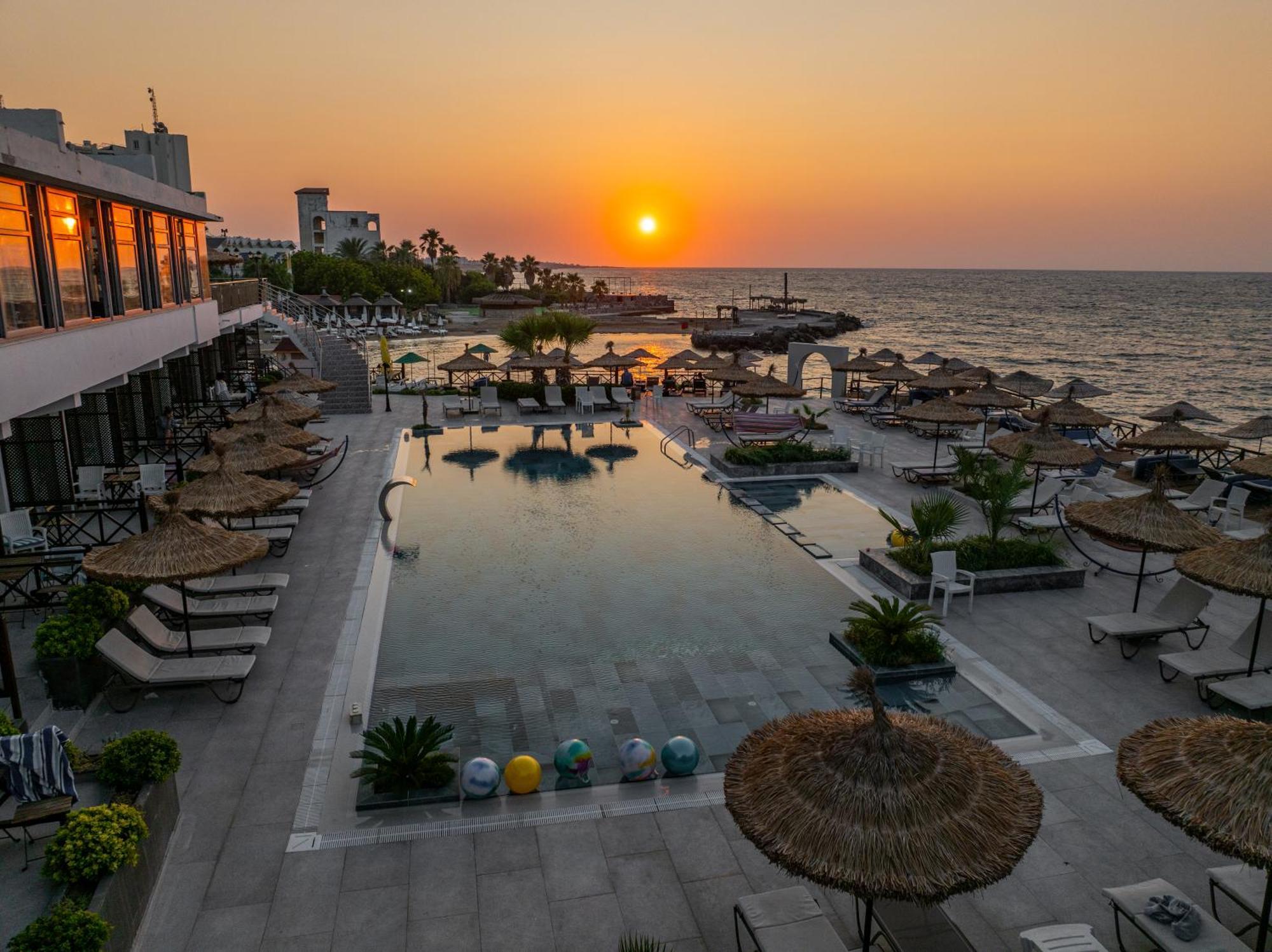 Manolya Hotel Lapithos  Eksteriør bilde
