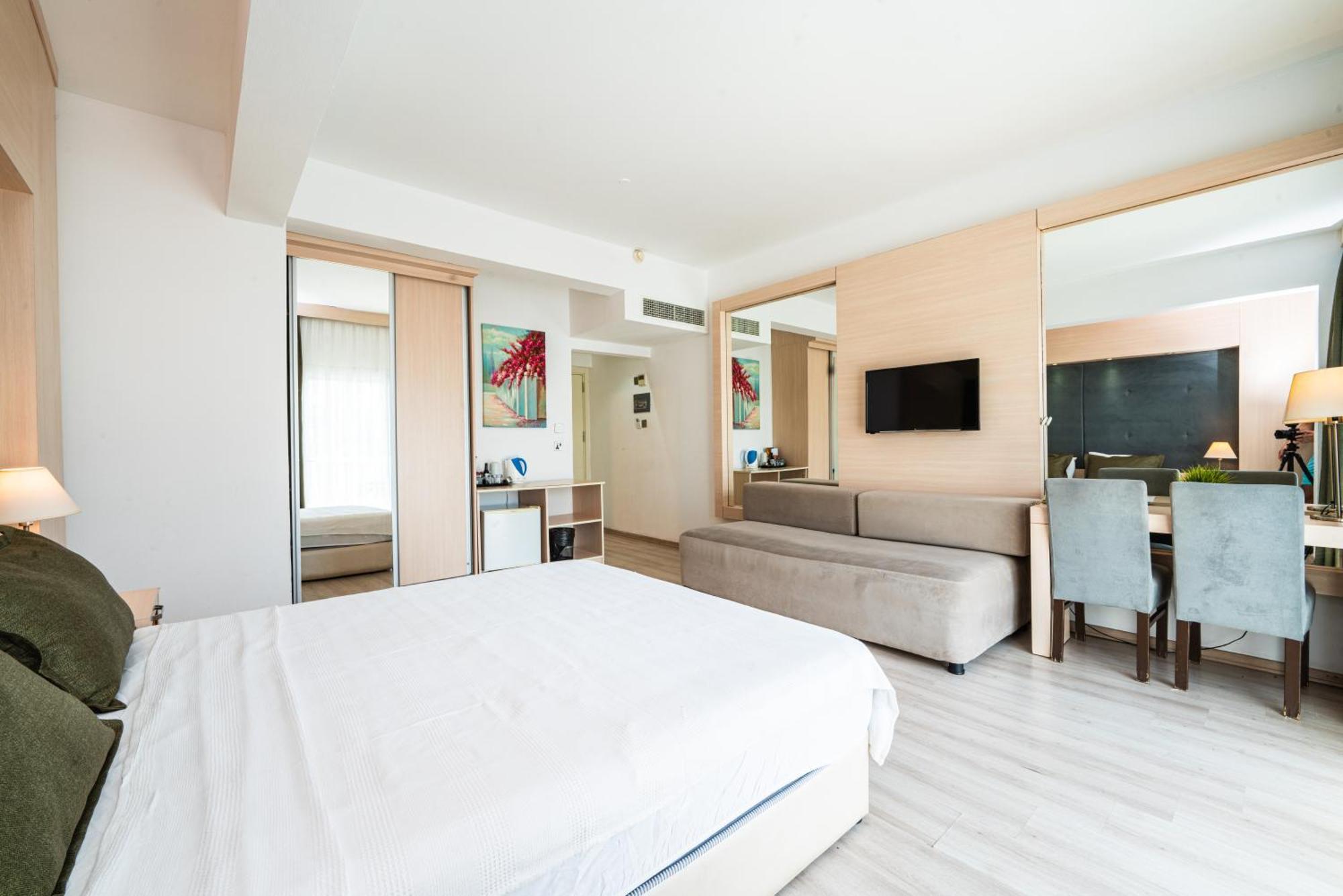 Manolya Hotel Lapithos  Eksteriør bilde